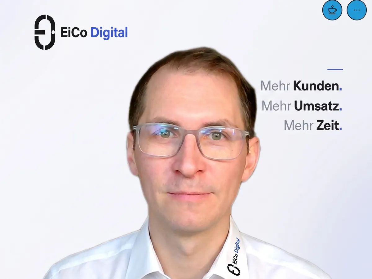 Video-Gespräch mit EiCo Digital: der Inhaber im weißen Hemd, im Hintergrund das Logo und der Leitsatz Mehr Kunden, mehr Umsatz, mehr Zeit